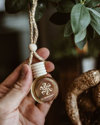 🍭✨ BONBON – Mini difuzér na zavěšení ✨🍭 Proměňte svůj prostor v oázu sladké vůně. BONBON evokuje letní procházku v...