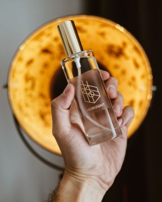 💨 Bytový parfém HORIZONT – elegantní způsob, jak provonět prostor. Stačí pár střiků a vůně se rozptýlí do celé místnosti....