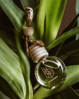 🪶 Difuzér na zavěšení – VETERÁN Vůně, která má charakter. VETERÁN kombinuje eleganci, hloubku a klid, který přichází s...