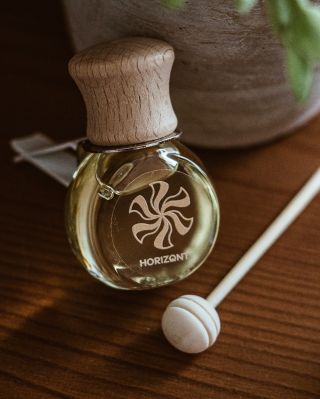 ✨ Difuzér do auta — vůně, která cestuje s Vámi Stačí jej zasunout do ventilace, zapnout proudění vzduchu a dřevěná tyčinka...